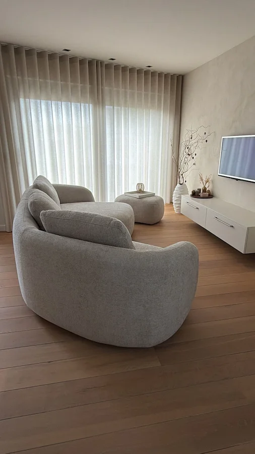 Realisatie van raamdecoratie op maat in een moderne woning