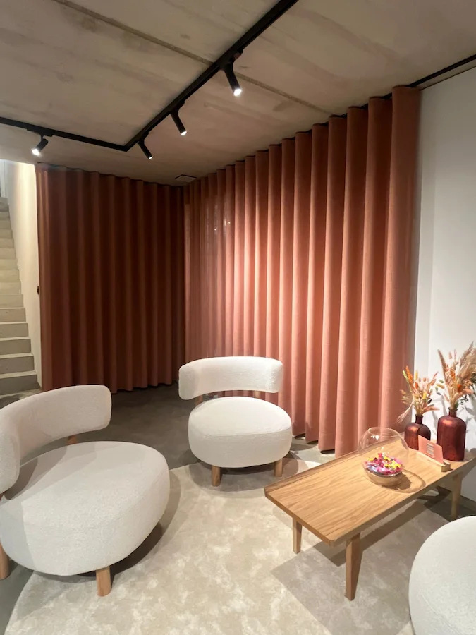 Realisatie van raamdecoratie op maat in een moderne woning