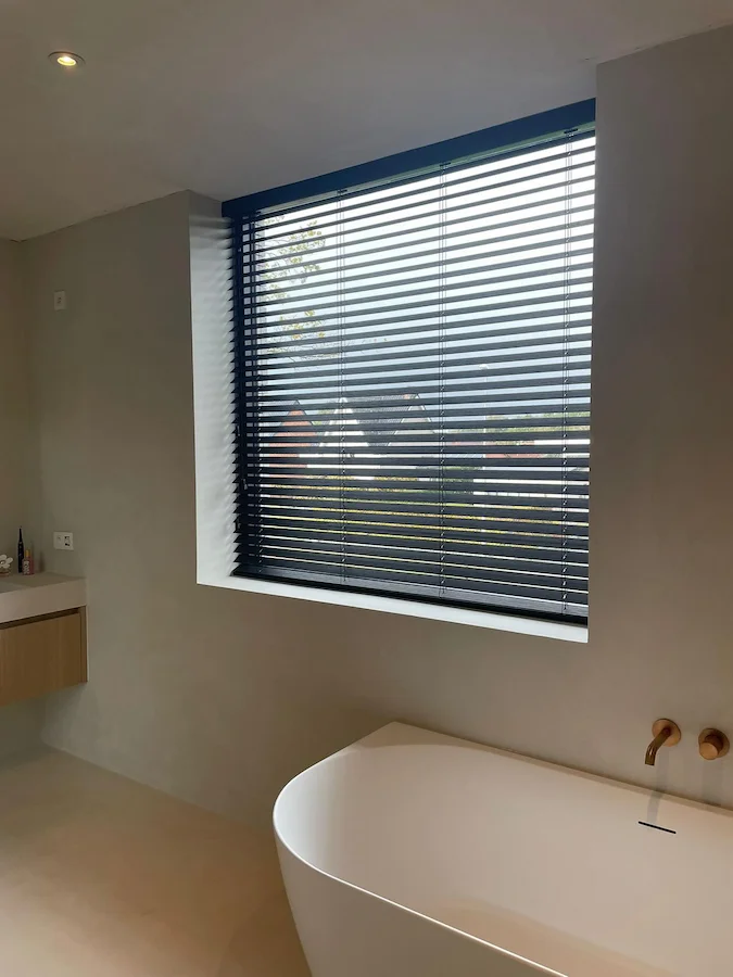 Realisatie van raamdecoratie op maat in een moderne woning
