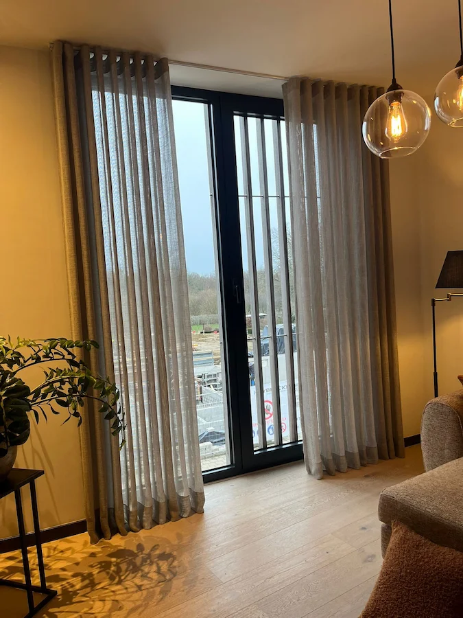 Realisatie van raamdecoratie op maat in een moderne woning