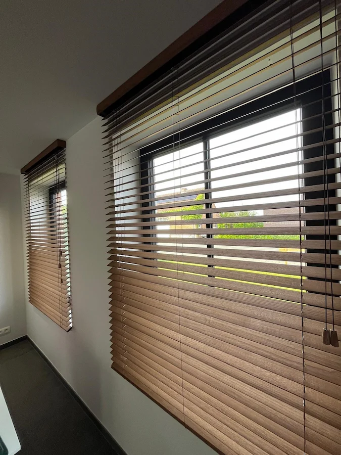 Realisatie van raamdecoratie op maat in een moderne woning