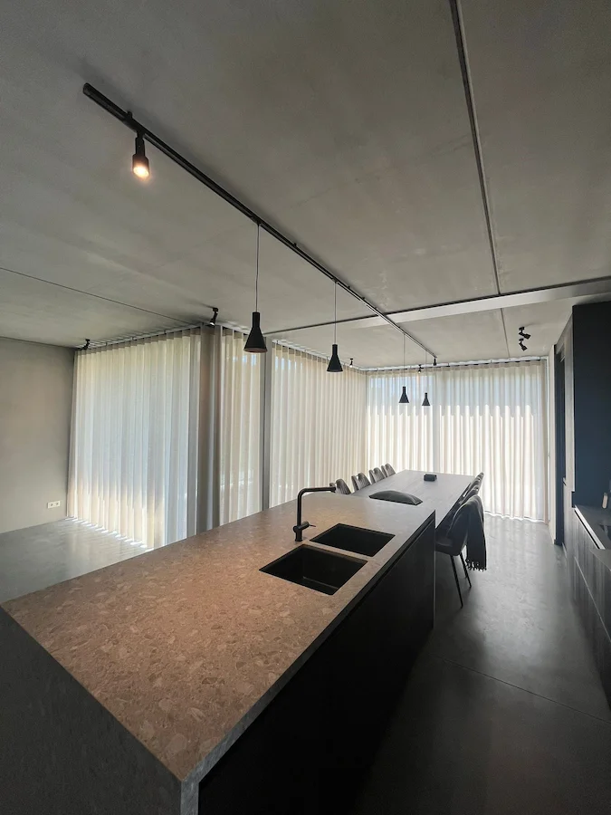 Realisatie van raamdecoratie op maat in een moderne woning