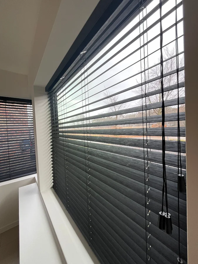 Realisatie van raamdecoratie op maat in een moderne woning