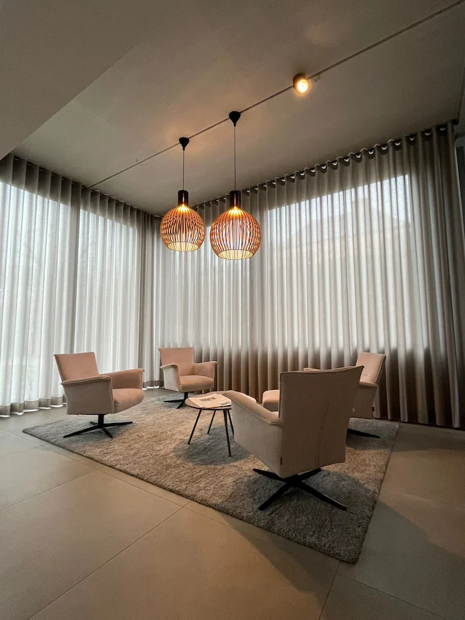Realisatie van raamdecoratie op maat in een moderne woning