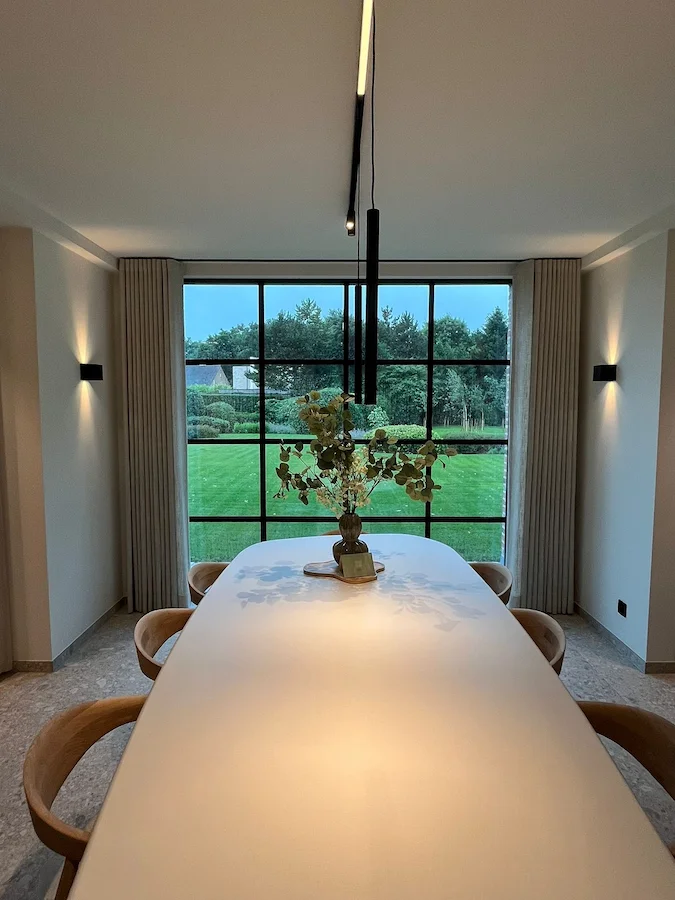 Realisatie van raamdecoratie op maat in een moderne woning