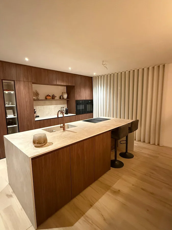 Realisatie van raamdecoratie op maat in een moderne woning