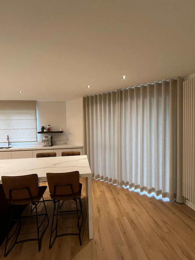 Realisatie van raamdecoratie op maat in een moderne woning