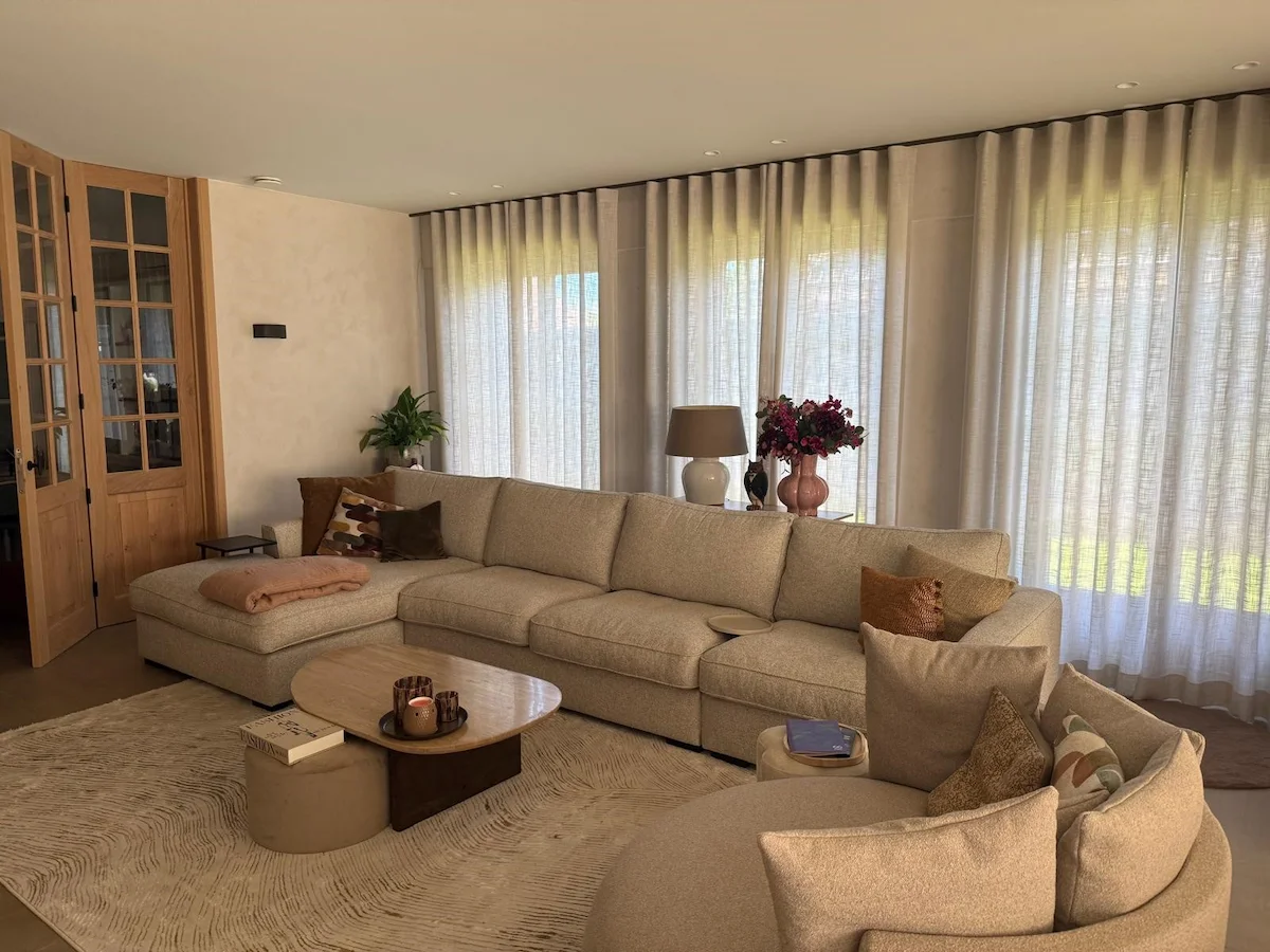 Realisatie van raamdecoratie op maat in een moderne woning
