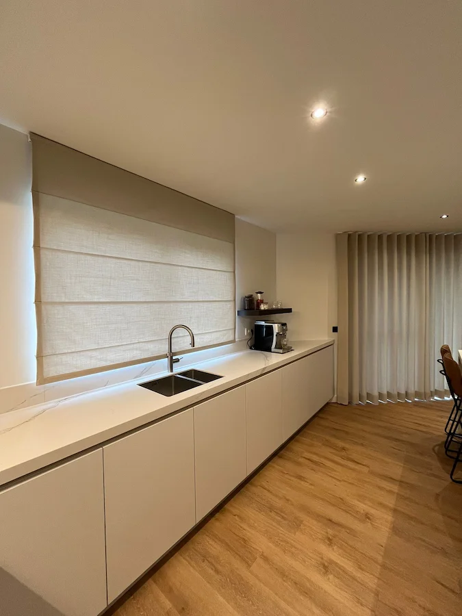 Realisatie van raamdecoratie op maat in een moderne woning