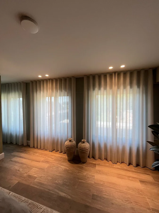 Realisatie van raamdecoratie op maat in een moderne woning