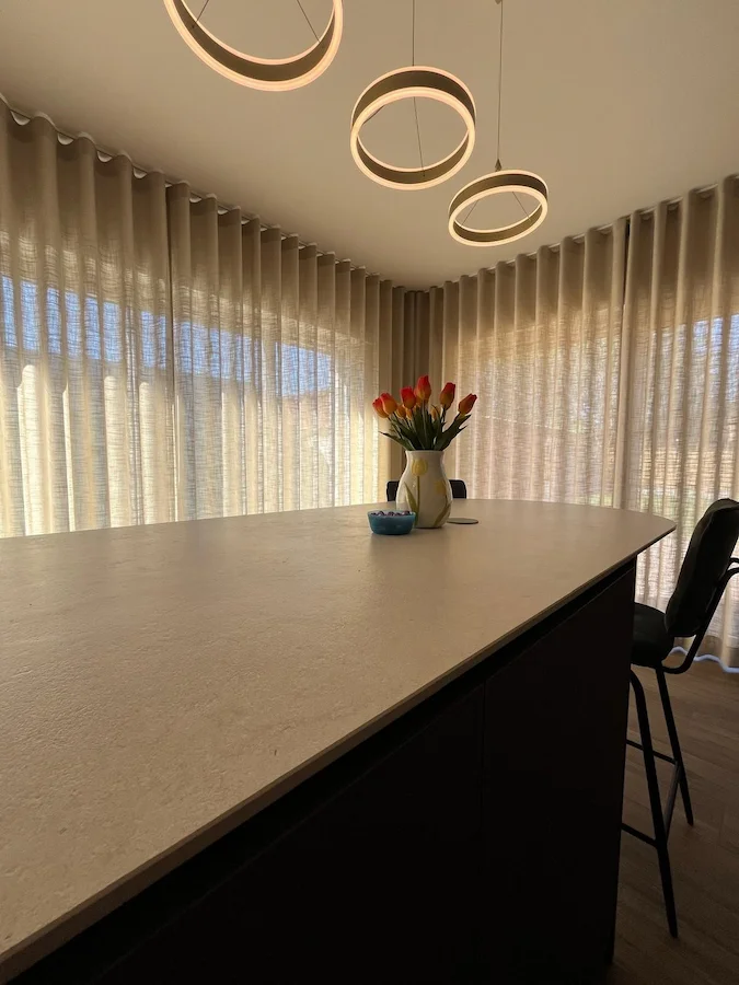 Realisatie van raamdecoratie op maat in een moderne woning