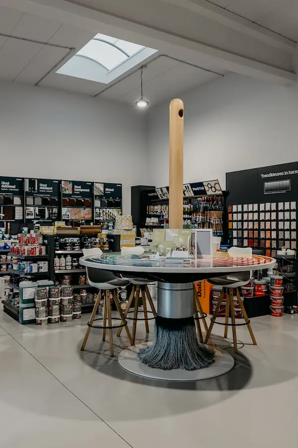Verfwinkel met ronde kleurentafel, verfproducten en professioneel kleuradvies