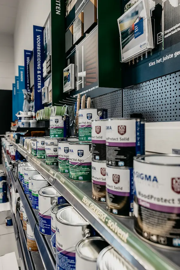 Schap met professionele verfproducten, lakken en houtbeschermingsmiddelen in de winkel