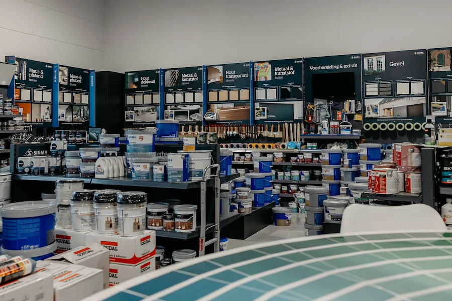Showroom met professionele verfproducten, kleurstalen en schildermateriaal