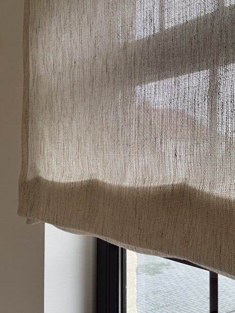 Realisatie van raamdecoratie op maat in een moderne woning